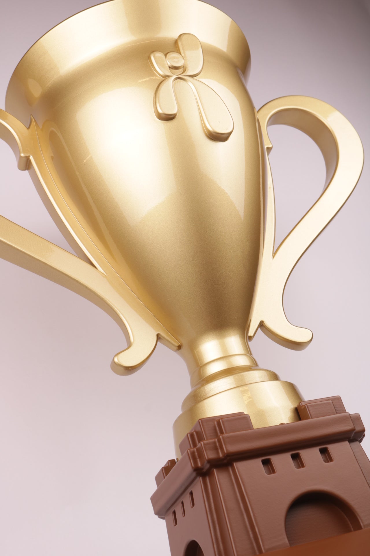 3dprinted brown base with golden 3dprinted trophy